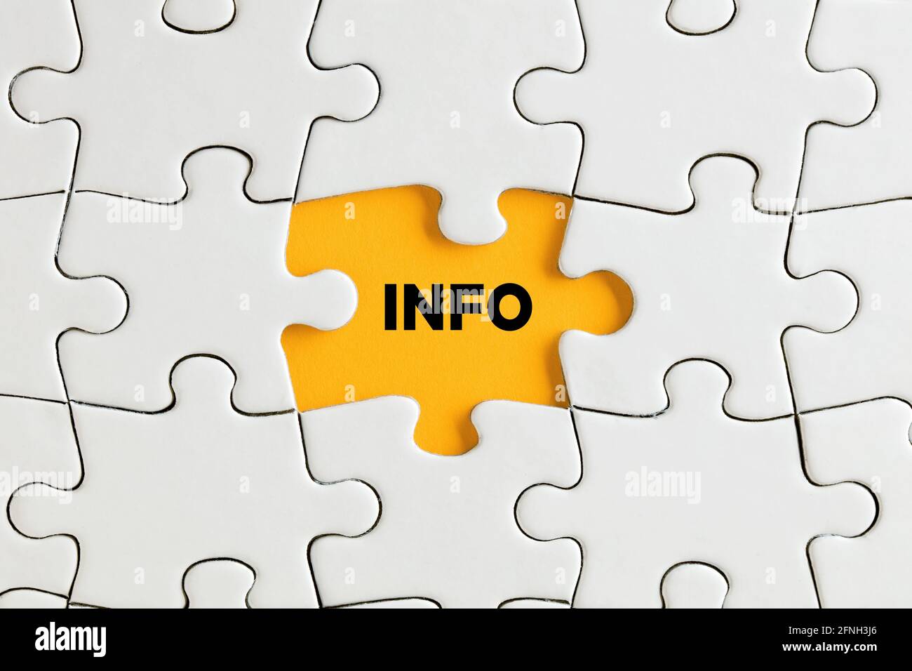 La parola informazioni sul pezzo di puzzle giallo mancante. Informazioni. Foto Stock
