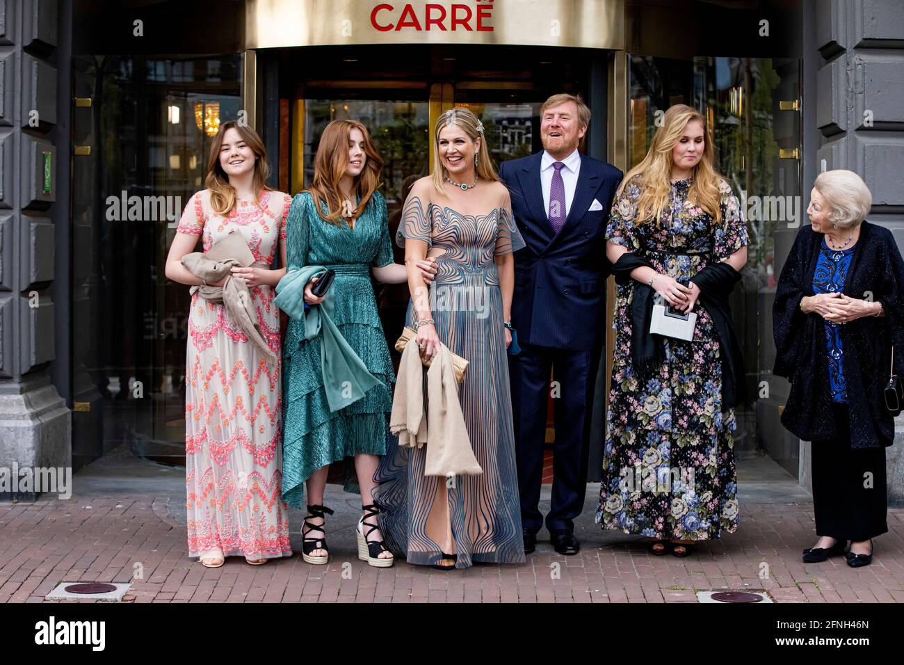 Amsterdam, Niederlande. 13 maggio 2021. AMSTERDAM - Koning Willem-Alexander, Koningin Maxima, Printes Amalia, Printes Alexia, Printes Ariane en Printes Beatrix zijn aanwezig bij het Concert ÔKoningin Maxima een leven vol muziekÕ ter gelegenheid van haar 50e verjaardag in teatro Carre, 12 Mei 2021. Foto: Agenzia BSR Patrick van Katwijk Credit: dpa/Alamy Live News Foto Stock