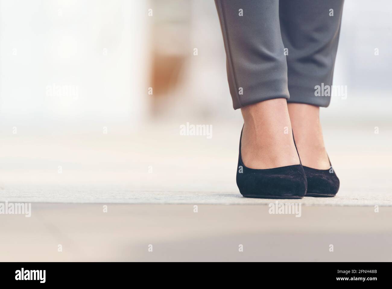 Uomini d'affari che camminano nella città moderna per lavorare in ufficio. Gruppo affollato di uomini d'affari donna , donna nello stile di vita della grande città con briefca Foto Stock