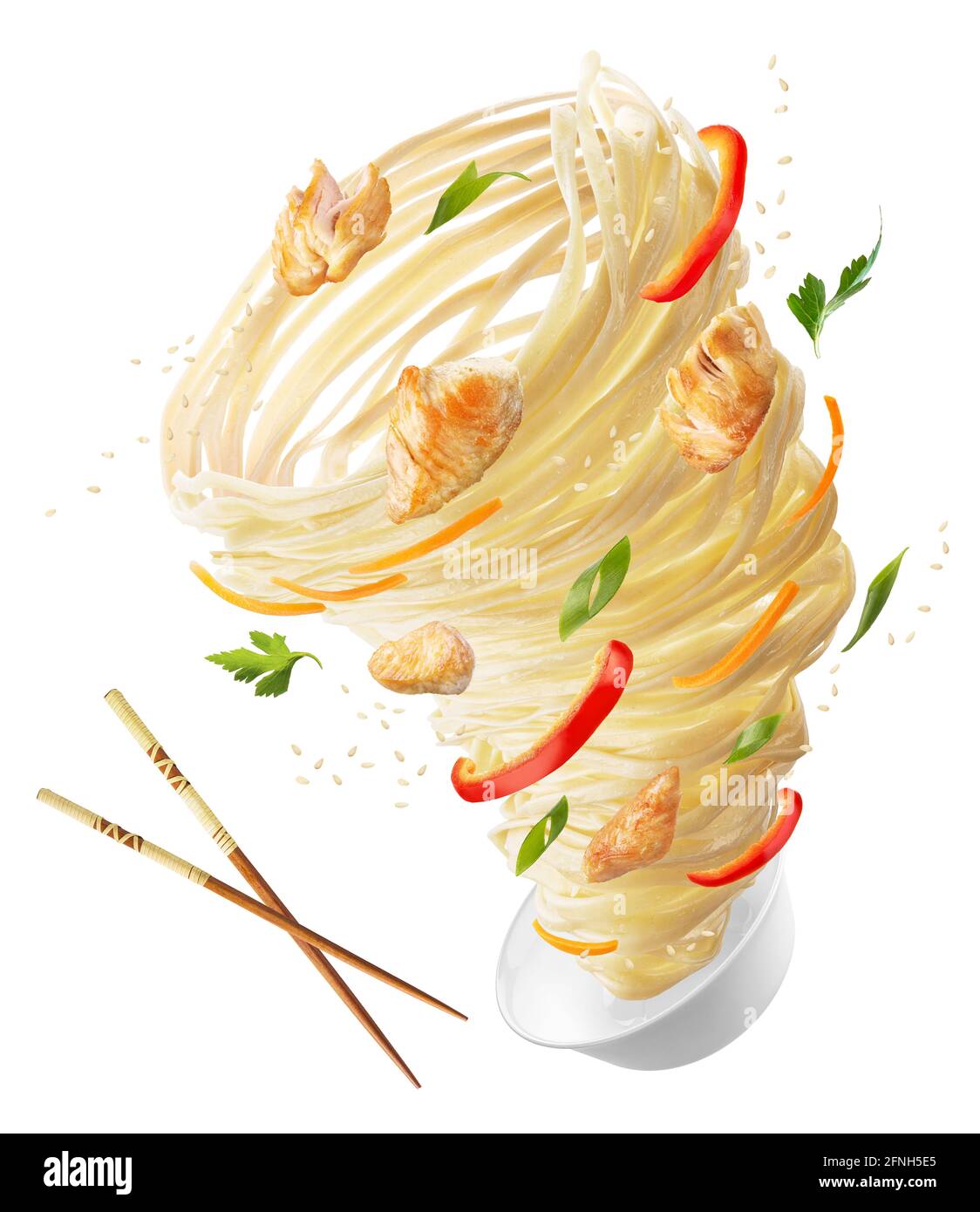Tagliatelle con verdure e carne di pollo sotto forma di tornado. Bastoncini di legno e una ciotola di tagliatelle, peperoni rossi, carote, cipolle e carne di pollo. Foto Stock