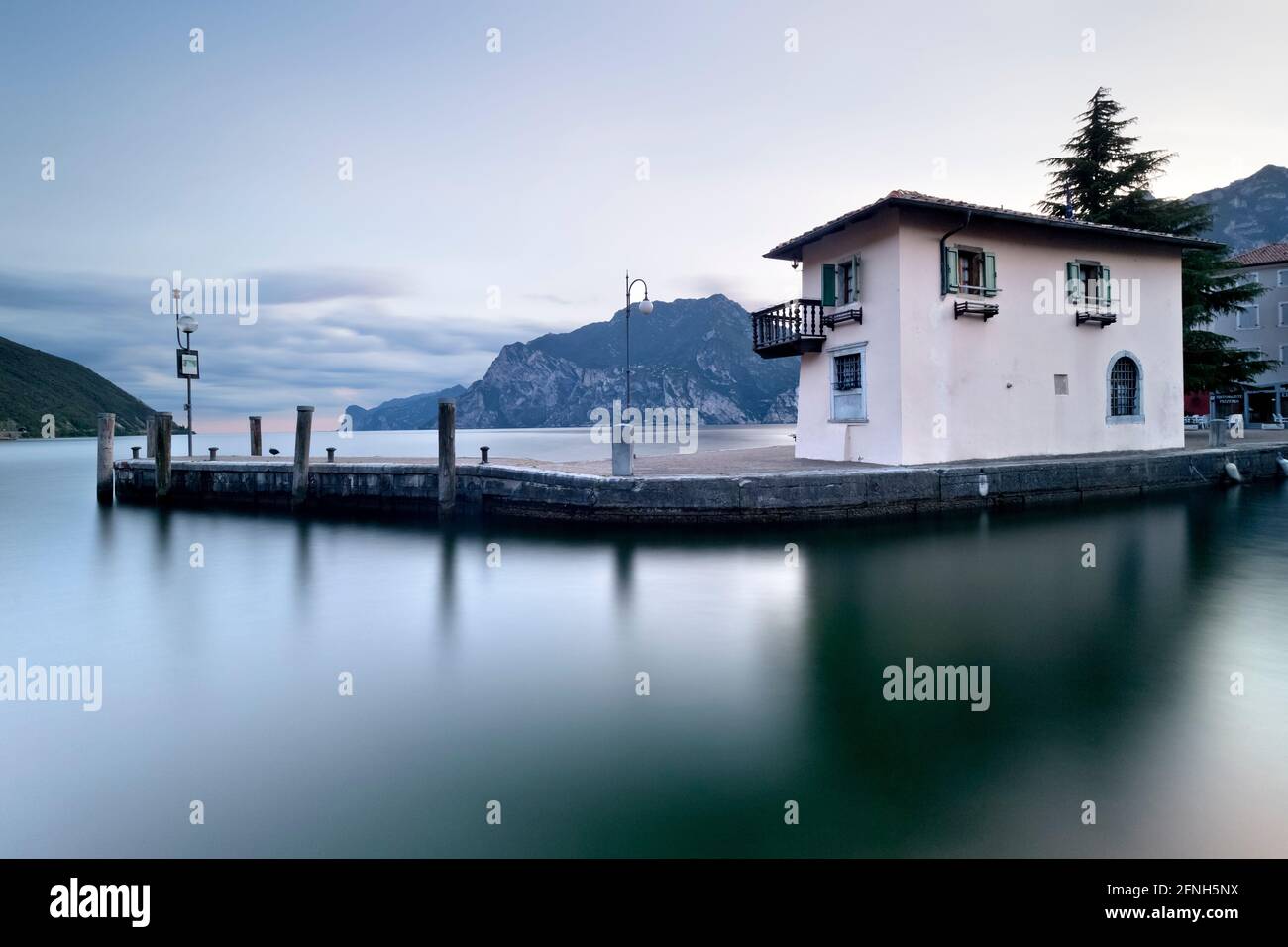 Il porto di Torbole sul Lago di Garda. Provincia di Trento, Trentino Alto Adige, Italia, Europa. Foto Stock