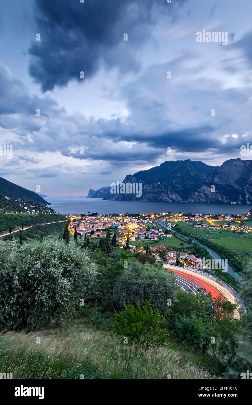 Uliveti sopra il paese di Torbole e il Lago di Garda. Provincia di Trento, Trentino Alto Adige, Italia, Europa. Foto Stock