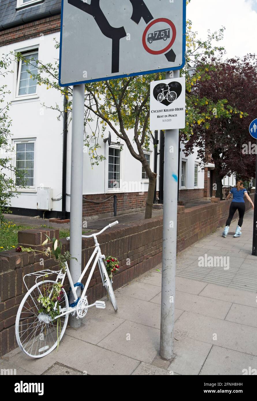 bici fantasma dipinta di bianco che segna il punto in cui un ciclista è stato ucciso da un driver, sulla a316 a richmond atletica ground, richmond, surrey, inghilterra Foto Stock