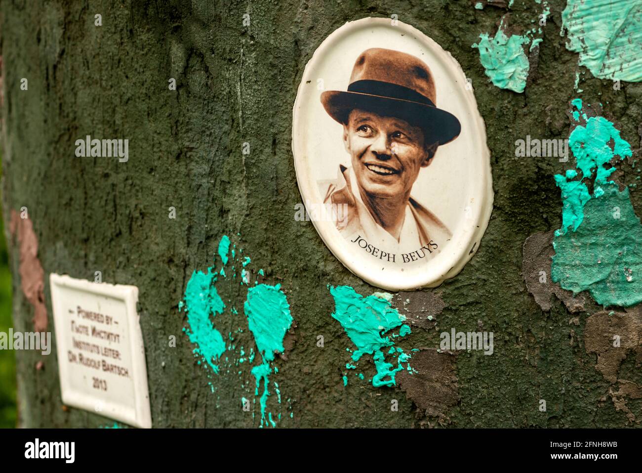 Foto di Joseph Beuys sul monumento artistico di Dobromir Ivan fuori dalla Galleria Nazionale di Sofia Bulgaria, Europa dell'Est, Balcani, UE Foto Stock