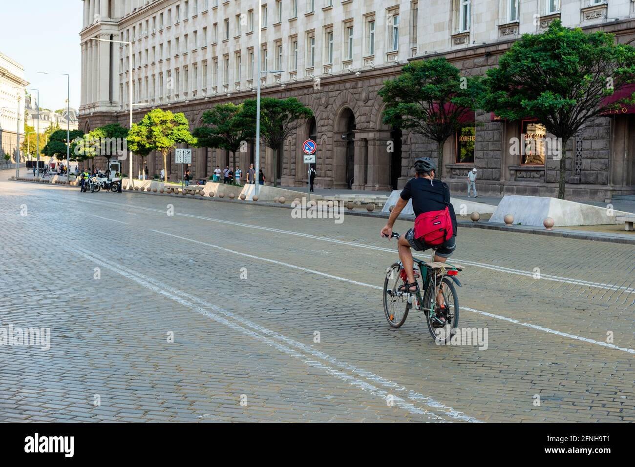 Il ciclista di Lone ha chiuso per strada delle automobili nel centro di Sofia durante le pacifiche proteste anti-governative nel 2020 a Sofia, Bulgaria Foto Stock