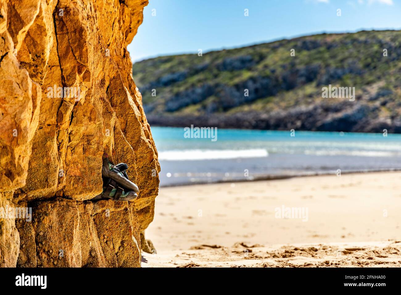 Scarpe da arrampicata professionali sulla roccia vicino alla spiaggia con spazio di copia Foto Stock