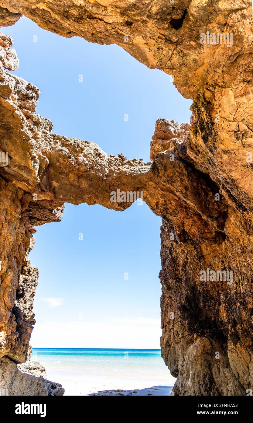 Formazione di pietra arenaria sulla spiaggia di Algarve, Portogallo Foto Stock