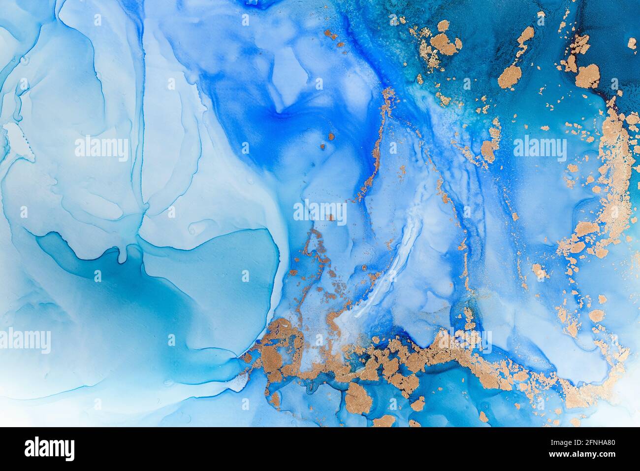 Fondo astratto blu con pigmenti d'oro. La tecnica dell'inchiostro alcolico. Pittura acquerello. Foto Stock