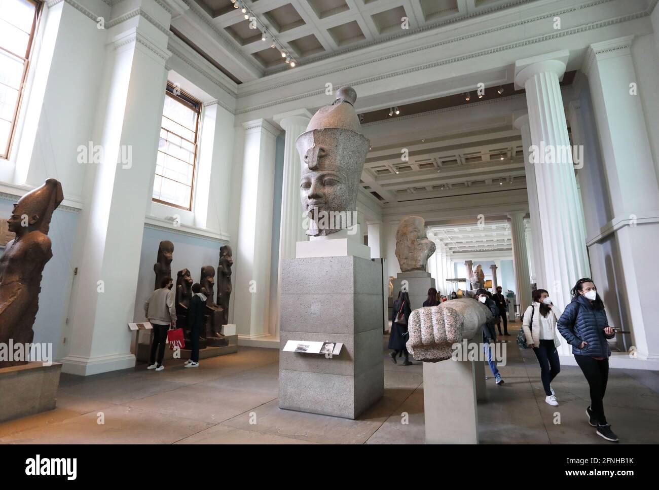 Londra, Regno Unito, 17 maggio 2021. I musei possono riaprirsi il 17 maggio 2021, come parte della prossima fase della roadmap del governo. Molti visitatori sono stati felici di visitare nuovamente il British Museum, indossando maschere e seguendo un sistema a senso unico. Monica Wells/Alamy Live News Foto Stock