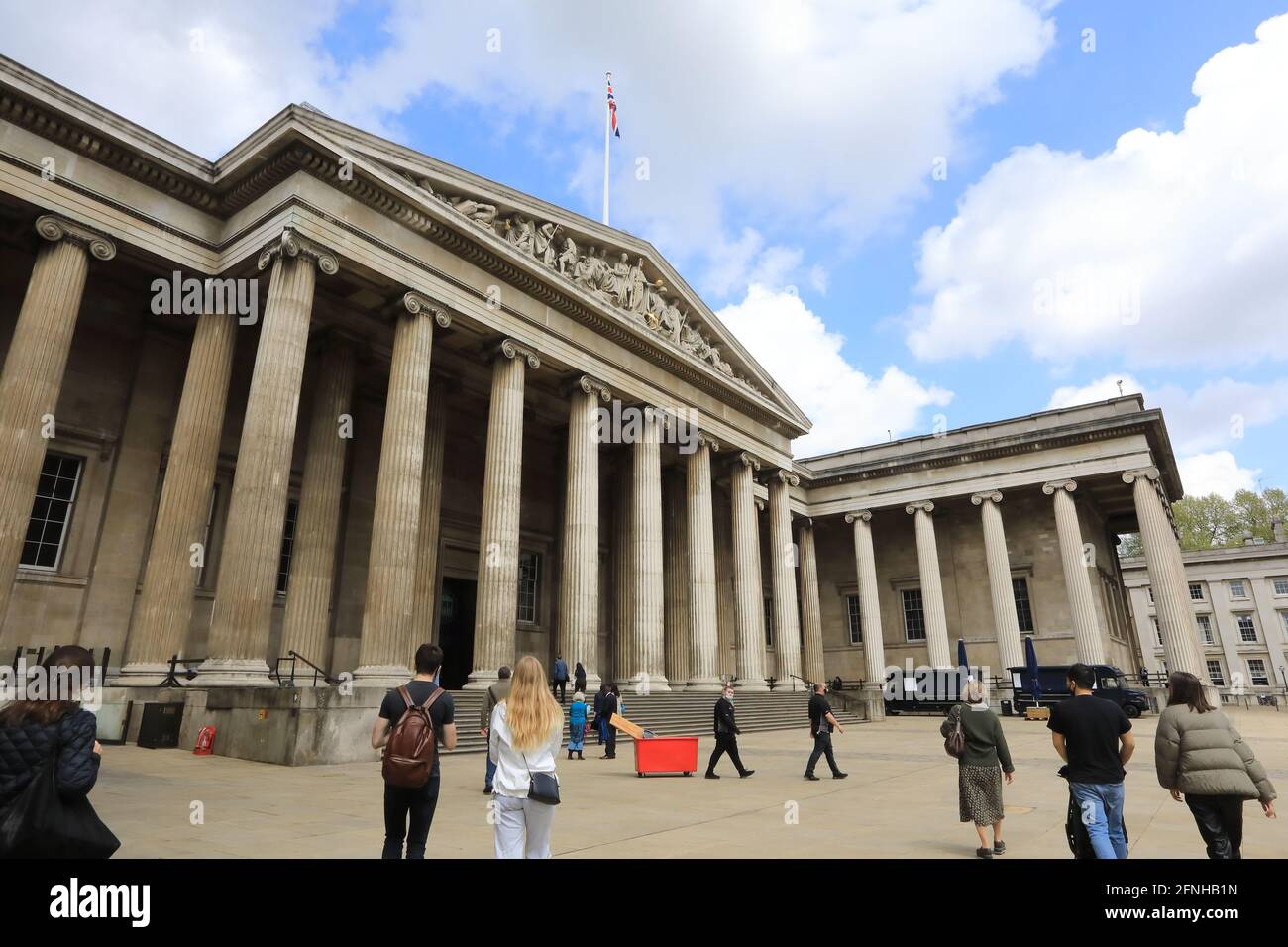 Londra, Regno Unito, 17 maggio 2021. I musei possono riaprirsi il 17 maggio 2021, come parte della prossima fase della roadmap del governo. Molti visitatori sono stati felici di visitare nuovamente il British Museum, indossando maschere e seguendo un sistema a senso unico. Monica Wells/Alamy Live News Foto Stock