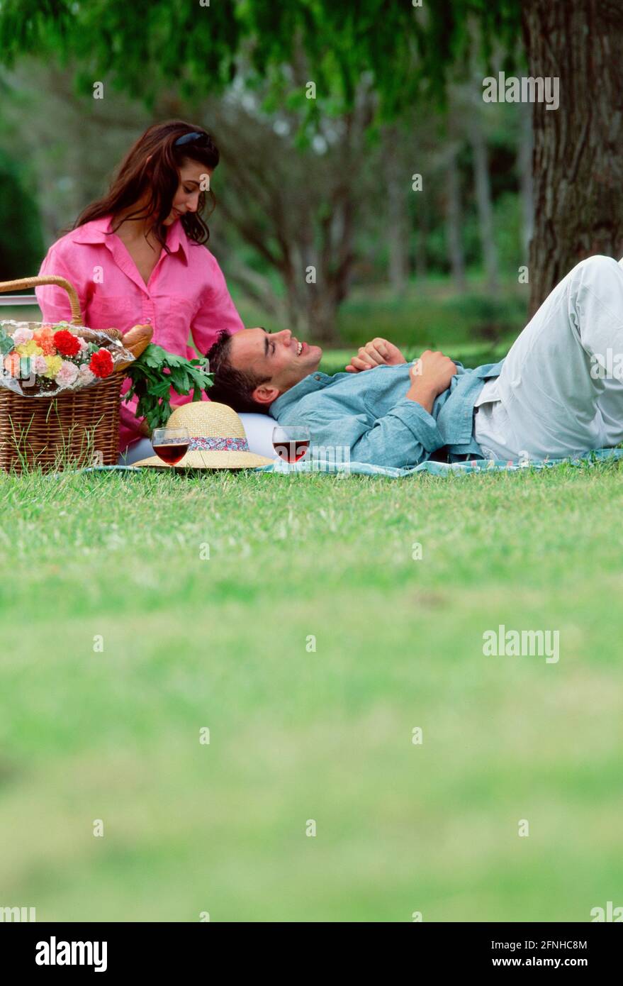 Australia. Stile di vita. Giovane coppia picnic all'aperto nel parco. Foto Stock