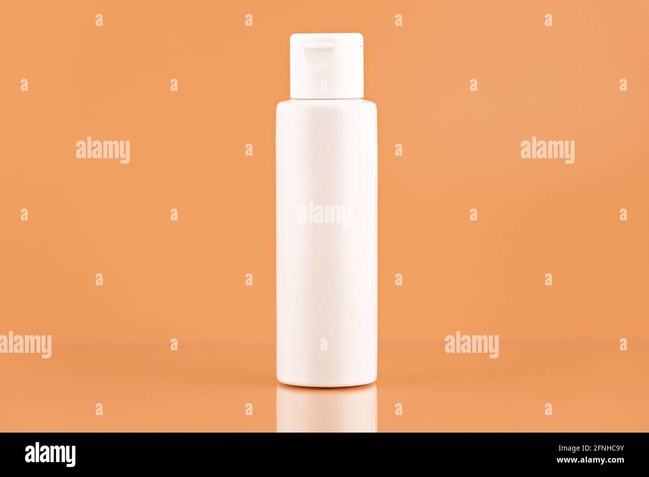 Flacon in plastica senza marchio per prodotti cosmetici. Dermocosmesi e cosmetologia mockup. Branding identità mockup concetto Foto Stock