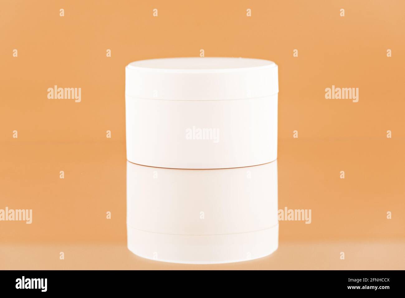Vaso in plastica senza marchio per prodotti cosmetici. Dermocosmesi e cosmetologia mockup. Branding identità mockup concetto Foto Stock