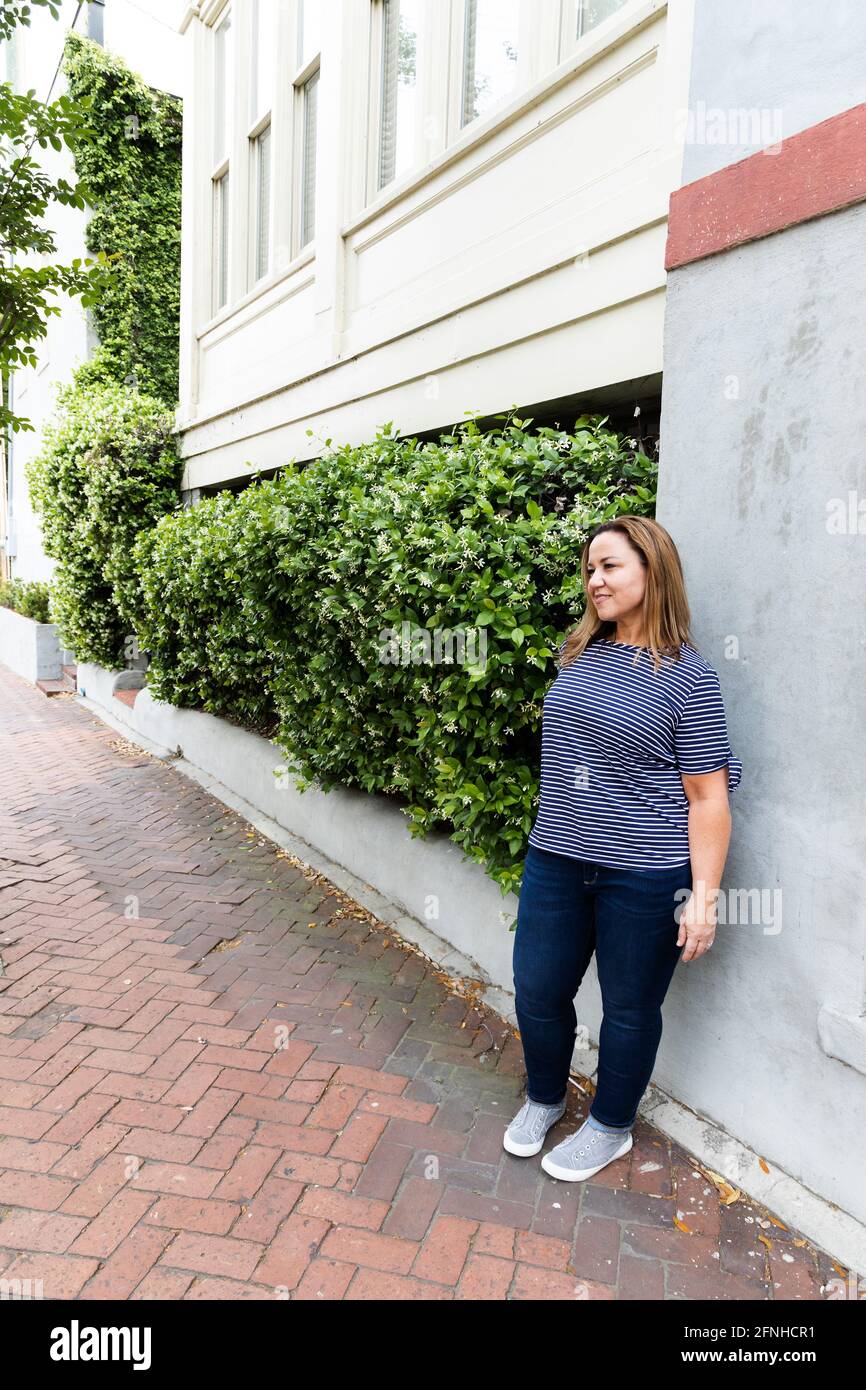 Una sola donna nel suo 40's fuori a Savannah, Georgia in primavera Foto Stock