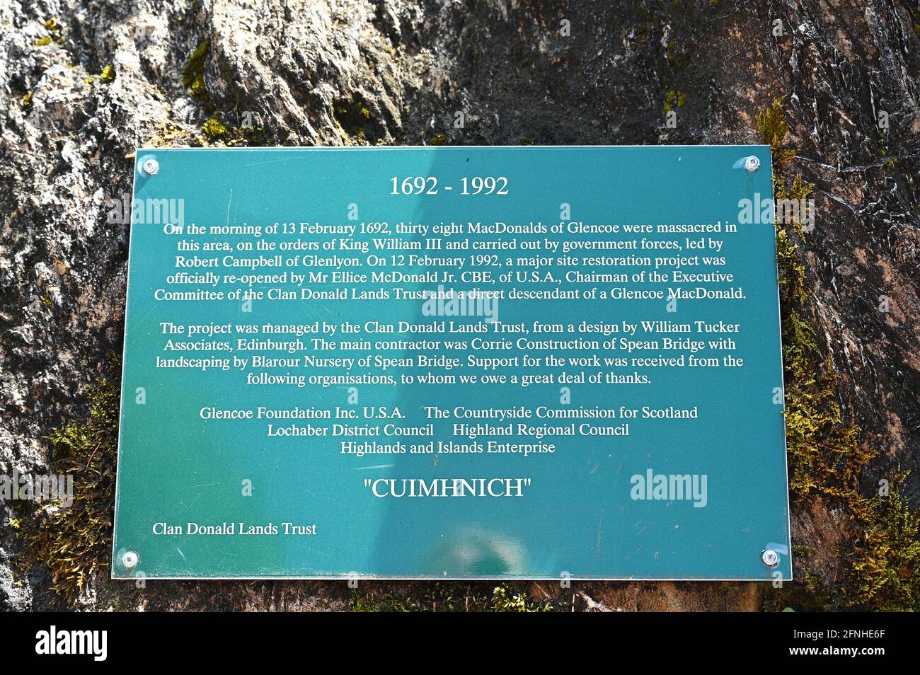 Informazioni sulla targa commemorativa al monumento commemorativo del massacro di Glencoe nelle Highlands scozzesi. Foto Stock