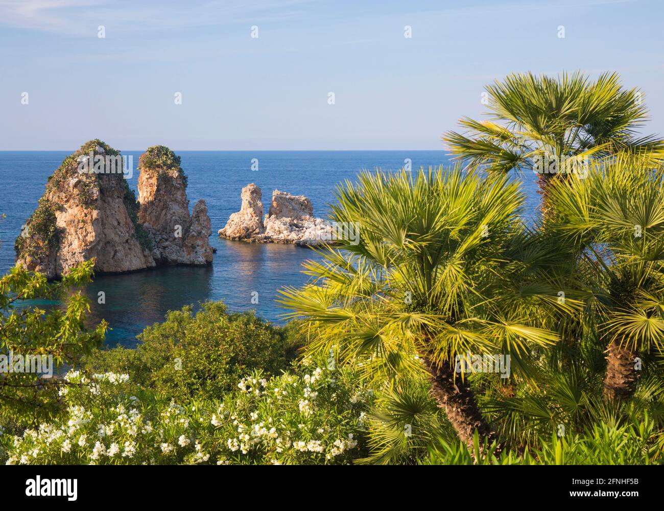 Scopello, Trapani, Sicilia, Italia. Vista dalla collina ai Faraglioni, una serie di pile nel Golfo di Castellammare al largo della Tonnara di Scopello. Foto Stock