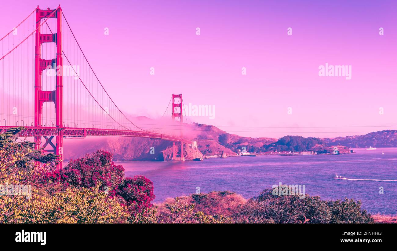 Vista del Golden Gate Bridge a San Francisco. California. Colore tendenza: Plastica Rosa, Proton Viola Foto Stock