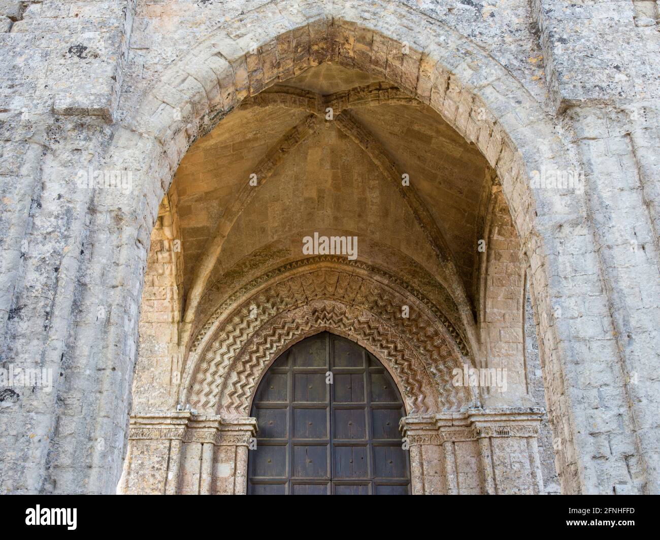 Erice, Trapani, Sicilia, Italia. Suggestivo portico a volta costoletta sopra la porta ovest della collina 14 ° secolo Cattedrale di Santa Maria Assunta. Foto Stock