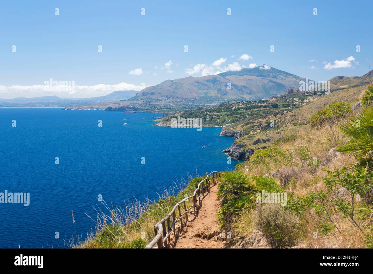 Riserva Naturale Zingaro, Trapani, Sicilia, Italia. Vista dalla pista di sabbia attraverso il Golfo di Castellammare fino a Scopello e Monte inici distante. Foto Stock
