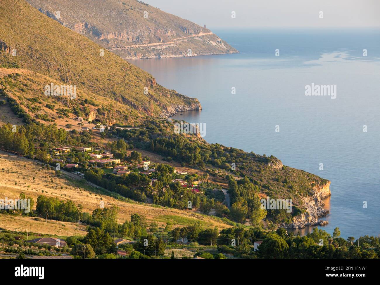 Scopello, Trapani, Sicilia, Italia. Vista dalla Torre Bennistra sulla costa del Golfo di Castellammare alla Riserva Naturale Zingaro, alba. Foto Stock