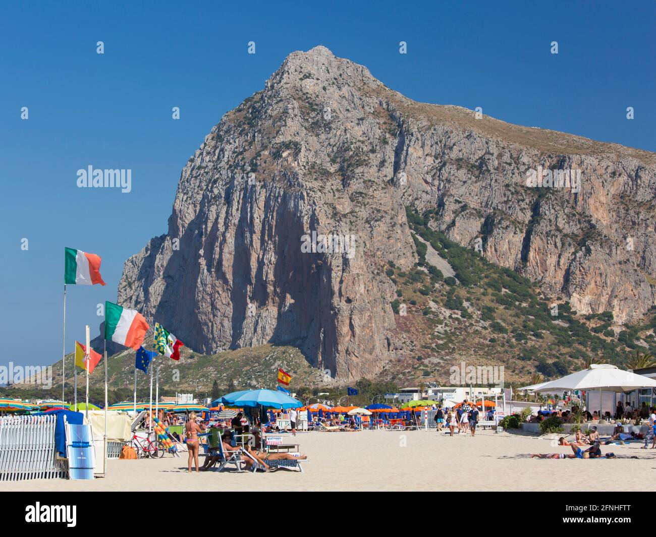 San Vito lo Capo, Trapani, Sicilia, Italia. Vista lungo l'idilliaca spiaggia di sabbia bianca fino all'imponente parete nord del Monte Monaco. Foto Stock