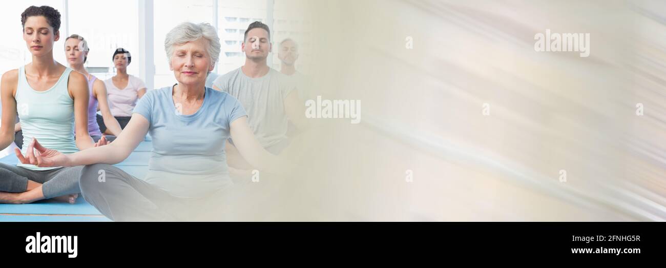 Molte persone che praticano la meditazione e il relax in ufficio con concetto di background in espansione Foto Stock