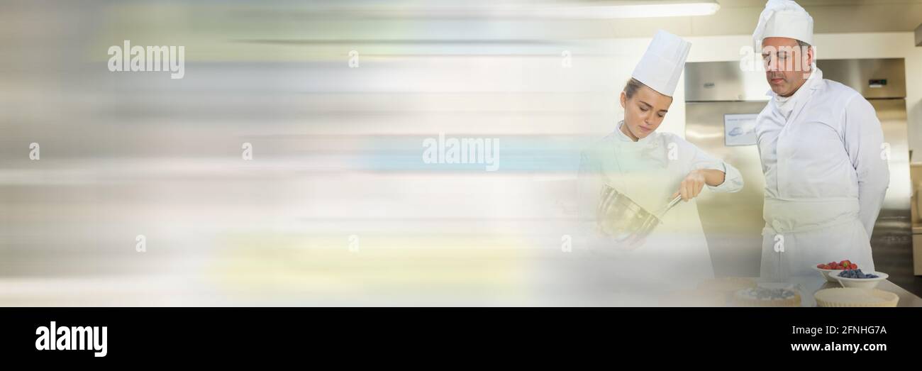 Due chef che cucinano in cucina, cucina ristorante e concetti di industria alimentare Foto Stock