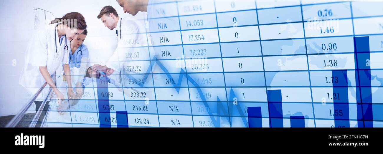 Diversi medici cercano di trattare un paziente su una barella in ospedale Foto Stock