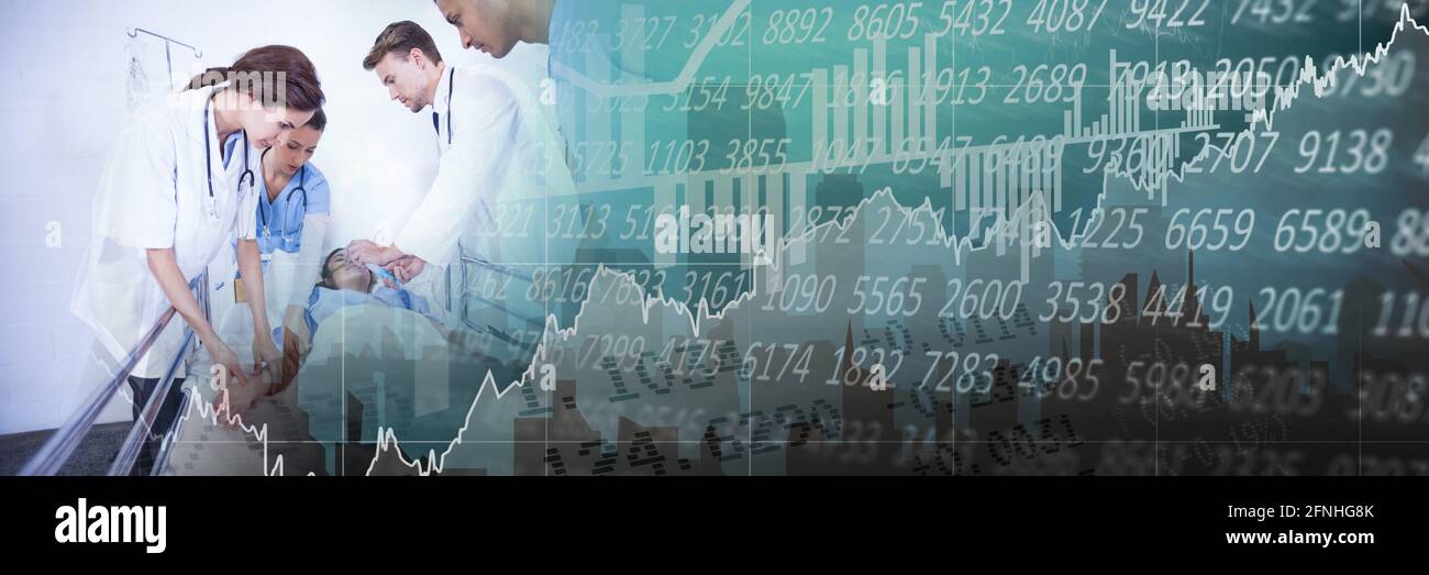 Diversi medici cercano di trattare un paziente su una barella in ospedale Foto Stock