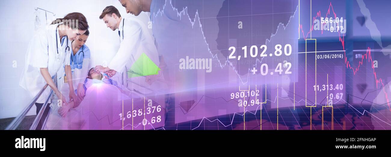 Diversi medici cercano di trattare un paziente su una barella in ospedale Foto Stock