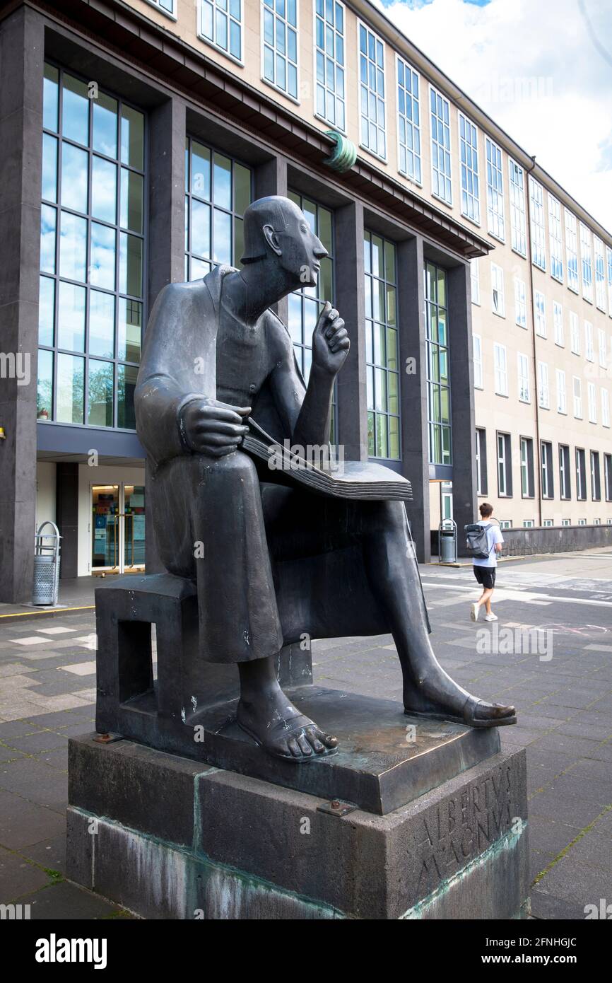 Monumento ad Albertus-Magnus di fronte all'edificio principale dell'Università di Colonia, nel distretto Lindenthal, Colonia, Germania. Albertus-Magnus-Den Foto Stock