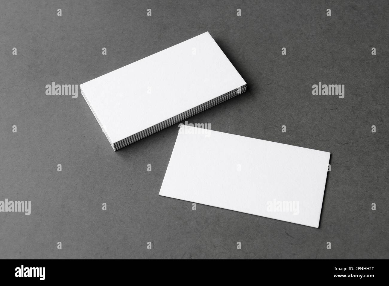 I biglietti da visita sono vuoti. Mockup su sfondo nero. Spazio di copia per il testo. Foto Stock
