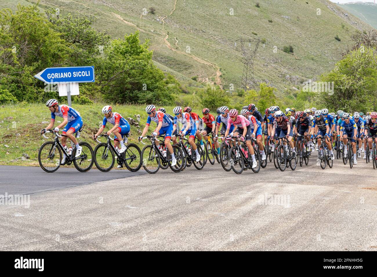 Palcoscenico di montagna in Abruzzo del giro d'Italia. Gruppo di ciclisti in gara. Abruzzo, italia, europa Foto Stock