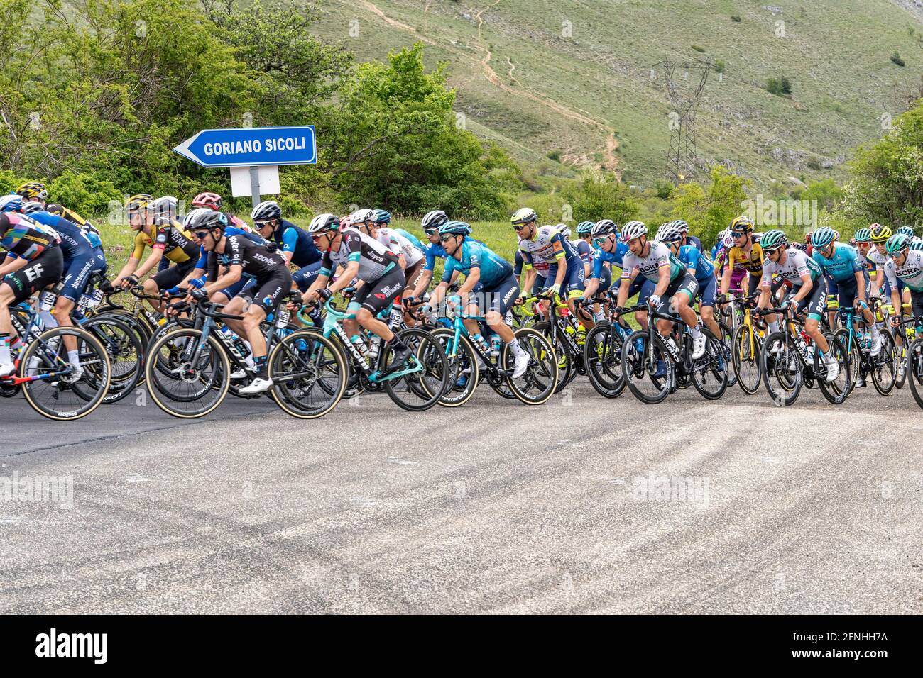Palcoscenico di montagna in Abruzzo del giro d'Italia. Gruppo di ciclisti in gara. Abruzzo, italia, europa Foto Stock