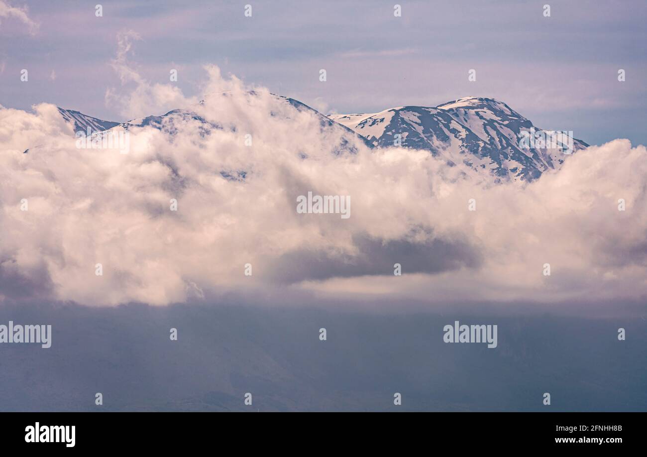 Ancora vette innevate della catena montuosa della Maiella sopra le nuvole. Geopark Maiella. Parco Nazionale della Maiella, Abruzzo, Italia, europa Foto Stock