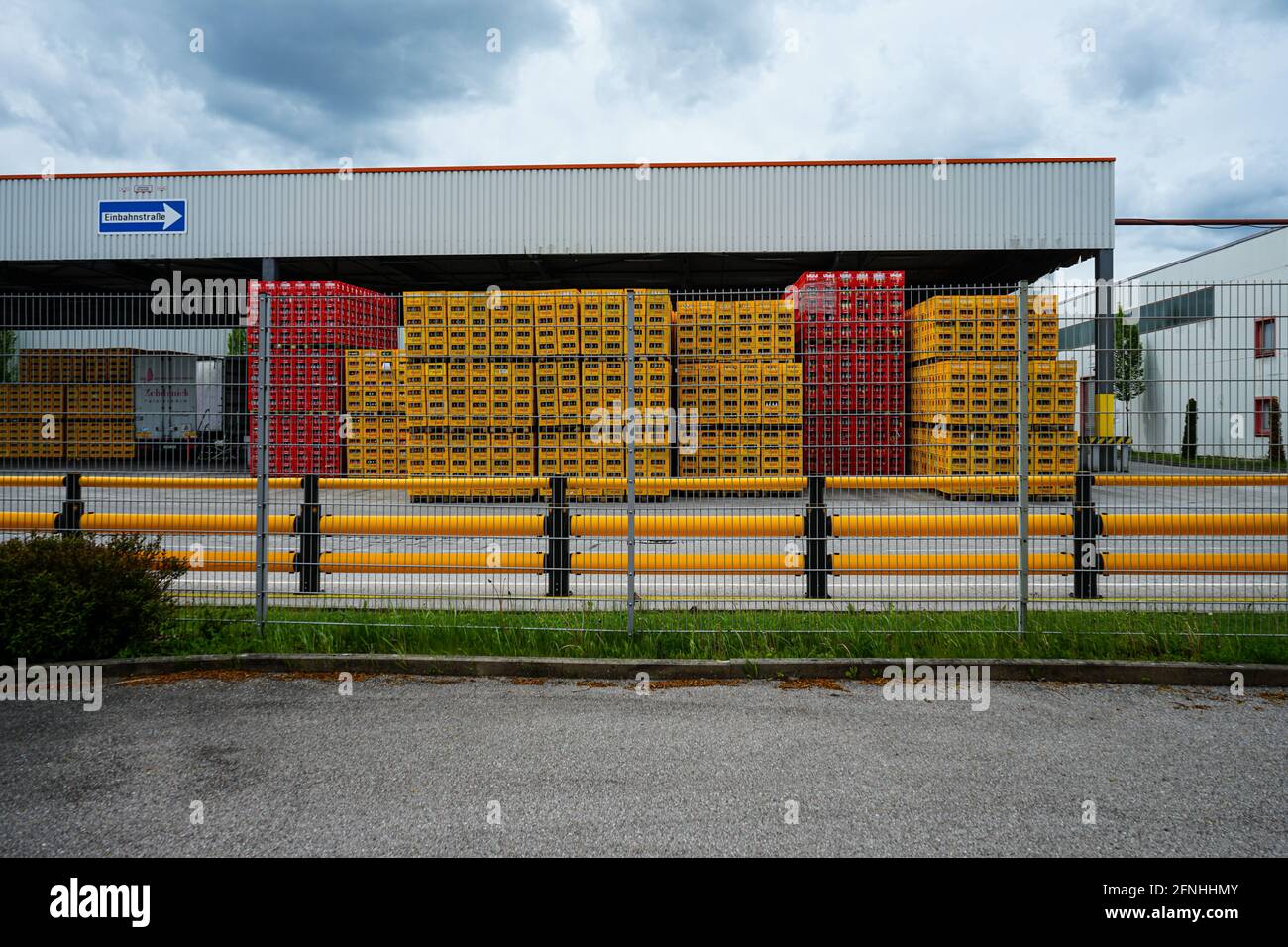 Vista delle aree di stoccaggio per casse di bottiglie vuote della Coca-Cola Company a Buchenau, un distretto della città di Fürstenfeldbruck. Foto Stock