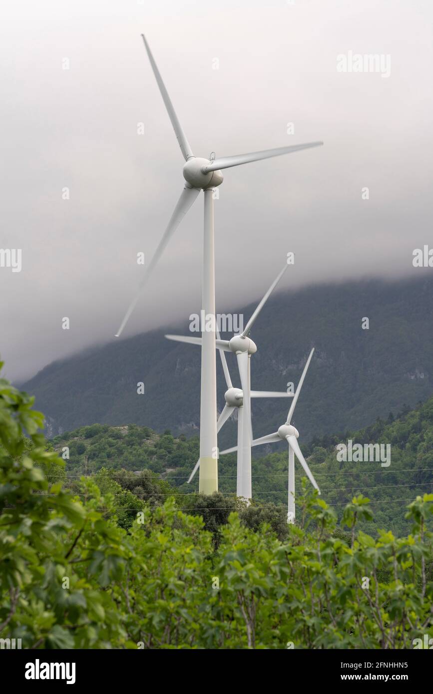 Parco eolico circondato dalla natura. Produzione di energia rinnovabile. Abruzzo, Italia, Europa Foto Stock
