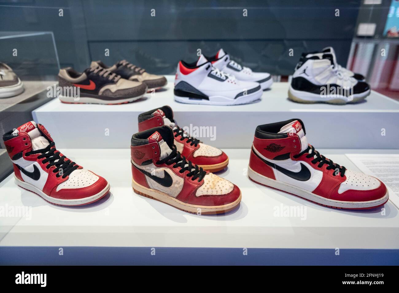 Londra, Regno Unito. 17 maggio 2021. Varie iterazioni delle Nike Air Jordan più  vendute, tra cui "Nike Air Jordan i" e il campione del giocatore Michael  Jordan di Chicago Bull, formato 13.5