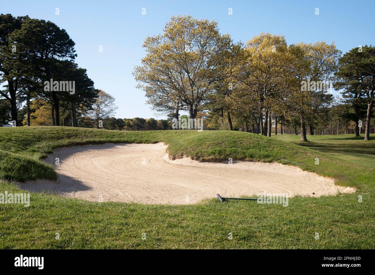 Una trappola di sabbia sul campo da golf Dennis Highlands in una giornata primaverile. Dennis, Massachusetts su Cape Cod, Stati Uniti Foto Stock