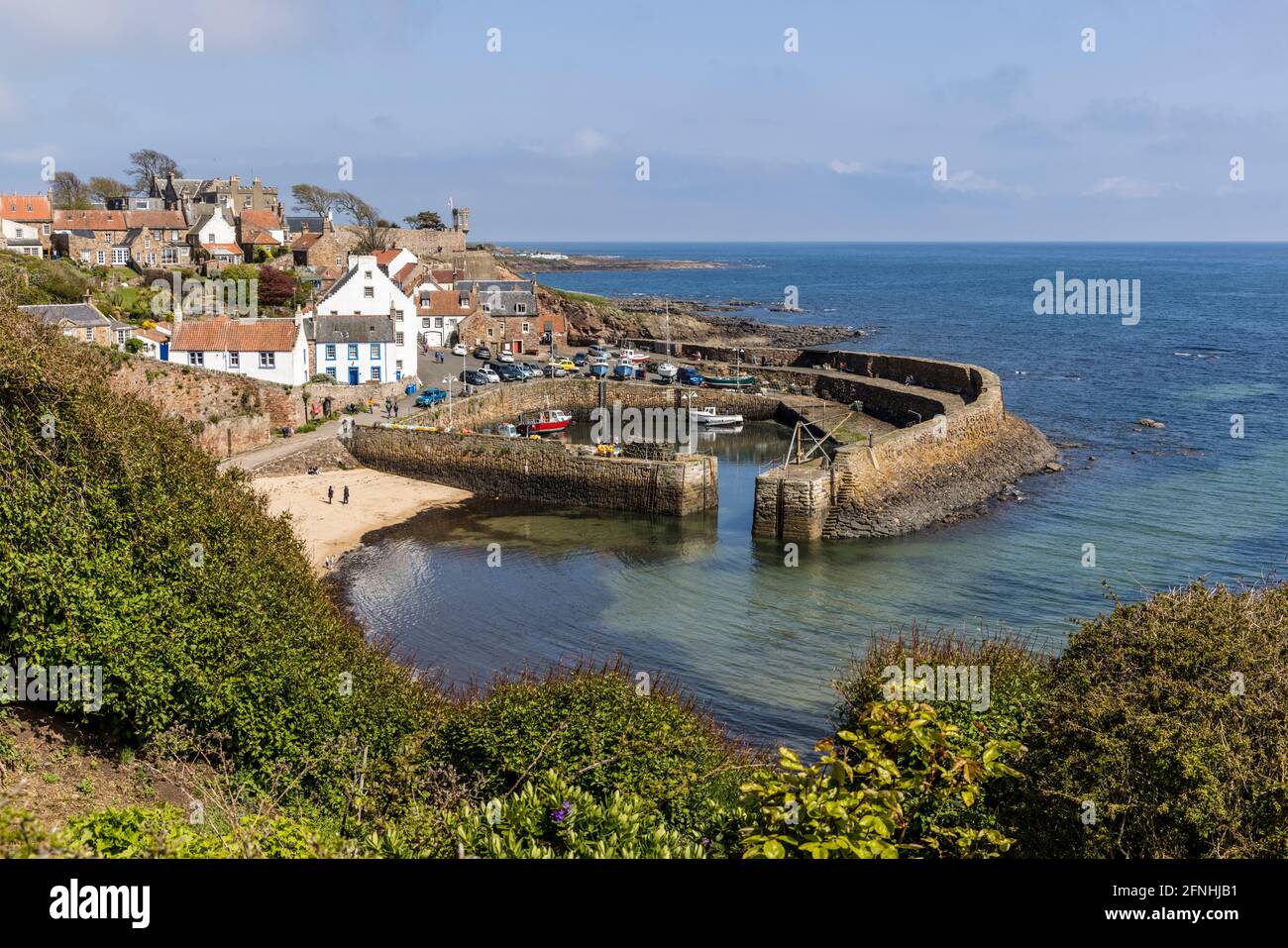 VP1 - punto di osservazione alto al porto di Crail. Canon EOS R5, RF24-105mm F4 L IS USM a 42mm, ISO 100, 1/200 s a f/11. Maggio Foto Stock