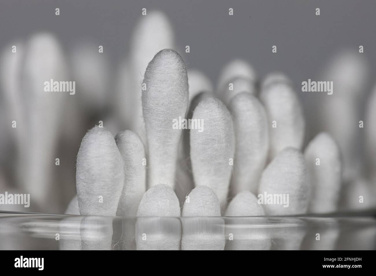 primo piano di un pacchetto di tamponi di cotone Foto Stock