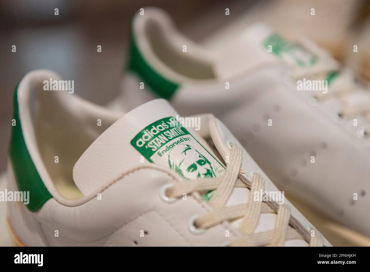 Londra, Regno Unito. 17 maggio 2021. 'Adidas Stan Smith', anni '80,  rilasciato per la prima volta nel 1971. Una delle sneakers più popolari di  tutti i tempi, che prende il nome dal