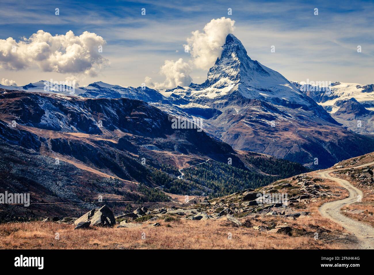 Vista panoramica della famosa vetta alpina del Cervino vicino alla località svizzera Città di Zermatt Foto Stock