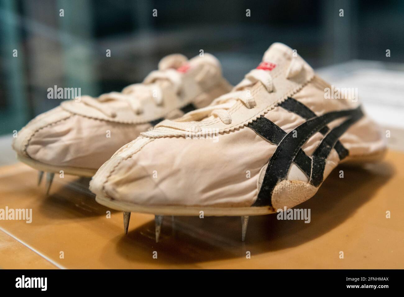 Londra, Regno Unito. 17 maggio 2021. Onitsuka Tiger TG-4 maratona e punte in nylon. 1968-72, progettato per le corse di fondo e su strada. Anteprima di "Sneakers Unboxed: Studio to Street" al Design Museum di Kensington. La mostra esplora il modo in cui le sneakers sono passate dall'essere usate per lo sport ai simboli culturali e si svolge dal 18 maggio al 24 ottobre 2021. Credit: Stephen Chung / Alamy Live News Foto Stock