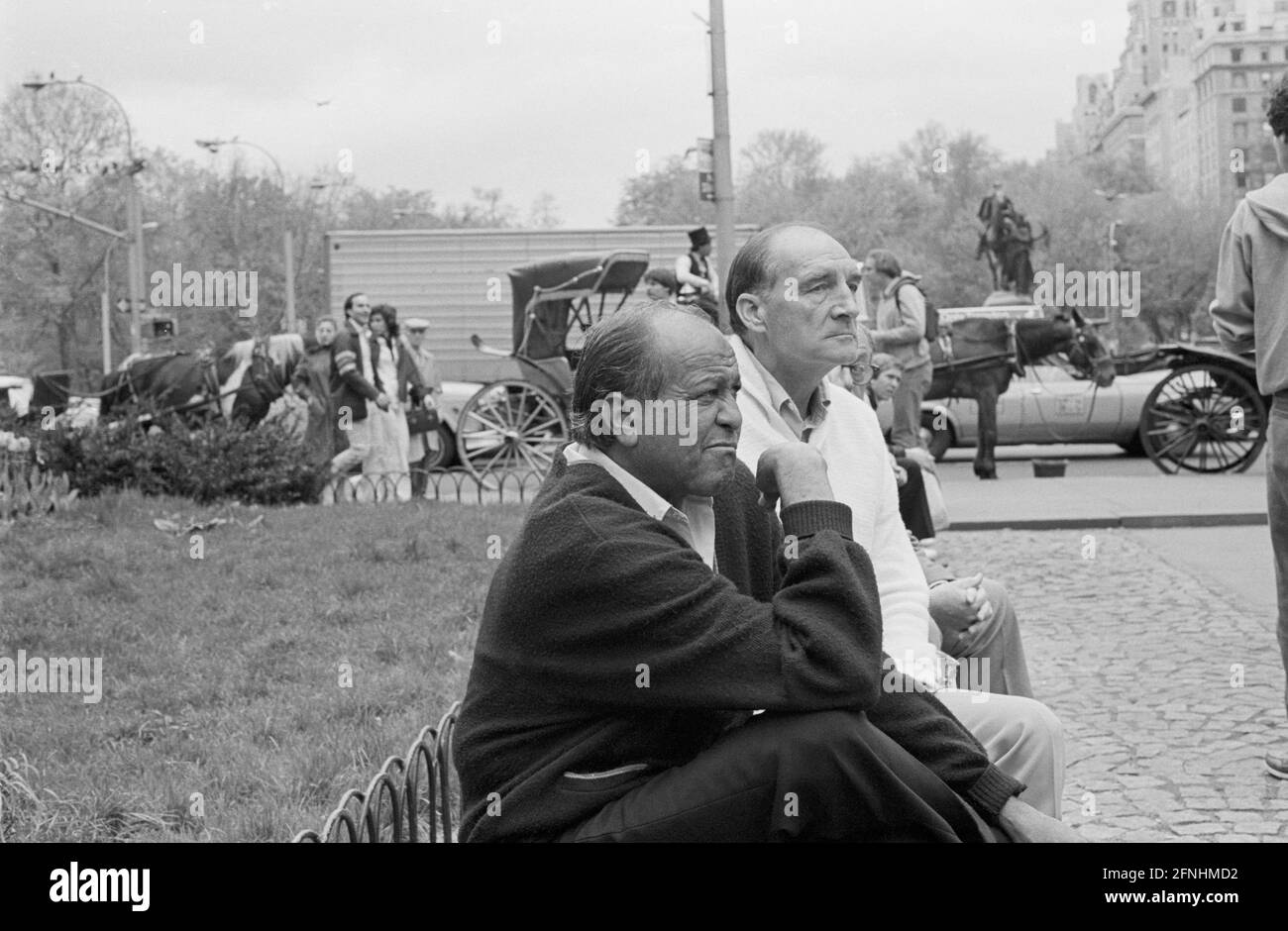 New York City Photo Essay, 30 aprile 1981 - New York che conversano su una panchina. Central Park sullo sfondo. Foto Stock