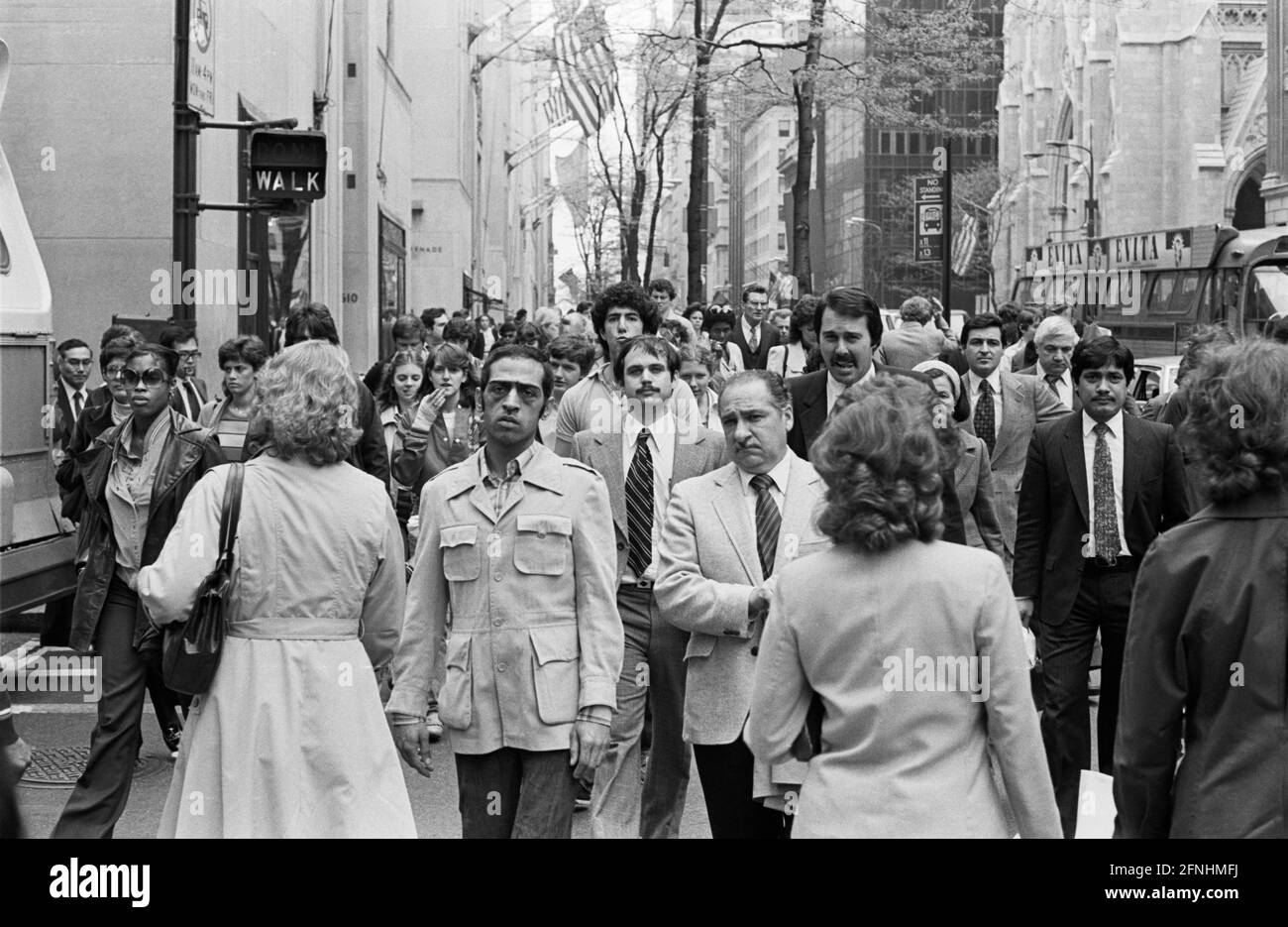 New York City Photo Essay, 30 aprile 1981 - folla multiculturale che cammina sulla 5th Avenue. Cattedrale di San Patrizio sullo sfondo. Foto Stock