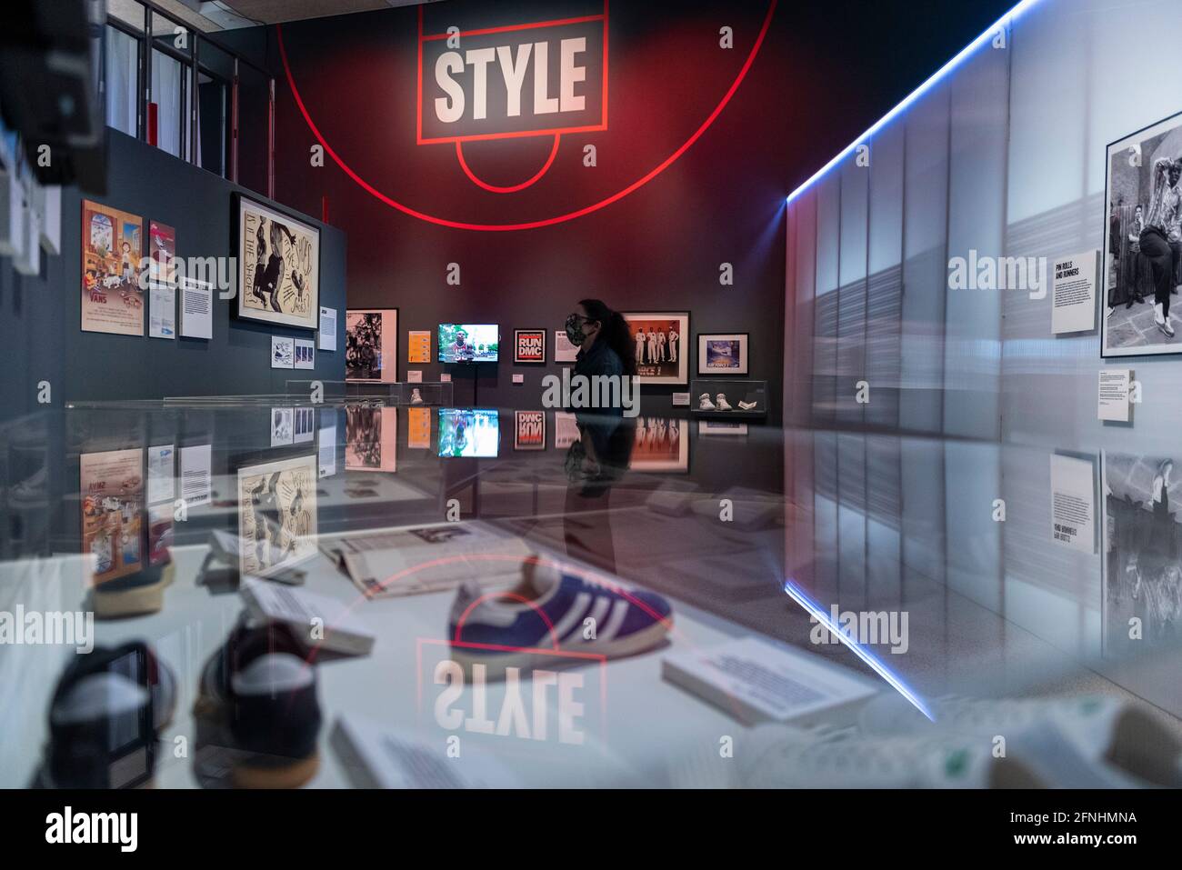 Londra, Regno Unito. 17 maggio 2021. Vista generale dello spazio espositivo. Anteprima di "Sneakers Unboxed: Studio to Street" al Design Museum di Kensington. La mostra esplora il modo in cui le sneakers sono passate dall'essere usate per lo sport ai simboli culturali e si svolge dal 18 maggio al 24 ottobre 2021. Credit: Stephen Chung / Alamy Live News Foto Stock