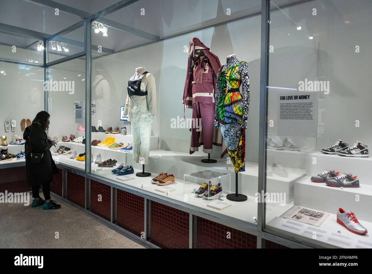 Londra, Regno Unito. 17 maggio 2021. Vista generale dello spazio espositivo. Anteprima di "Sneakers Unboxed: Studio to Street" al Design Museum di Kensington. La mostra esplora il modo in cui le sneakers sono passate dall'essere usate per lo sport ai simboli culturali e si svolge dal 18 maggio al 24 ottobre 2021. Credit: Stephen Chung / Alamy Live News Foto Stock