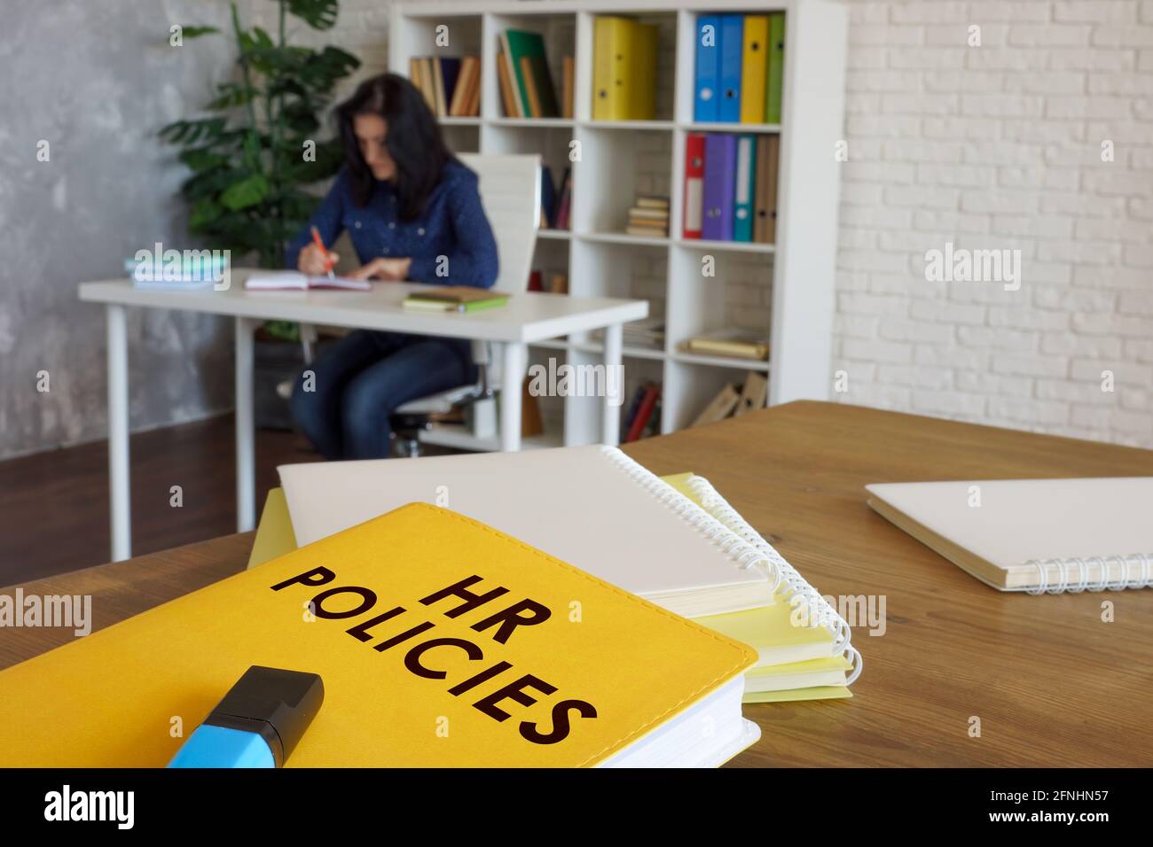 Guida alle politiche HR sulla scrivania vicino al dipendente. Foto Stock