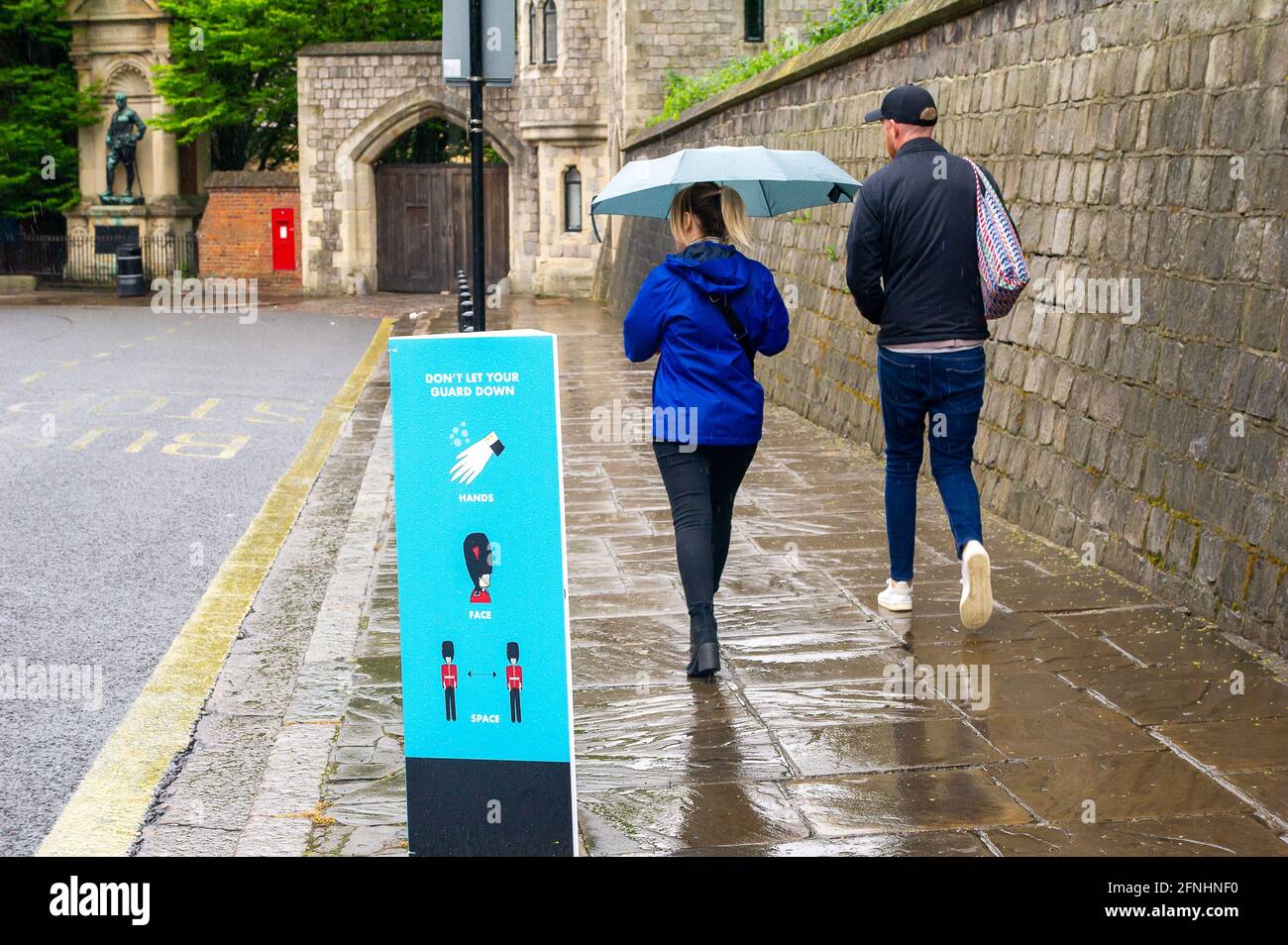 Windsor, Berkshire, Regno Unito. 16 maggio 2021. A non lasciare la tua Guardia giù segno a Windsor. Nonostante la nuova variante indiana del Covid-19 sia arrivata nel Regno Unito, la prossima fase della tabella di marcia delle restrizioni di blocco del Covid-19 sarà revocata in Inghilterra da domani lunedì 17 maggio 2021. La gente potrà cenare di nuovo nei ristoranti, andare ai cinema, ai teatri e socializzare di nuovo all'interno con le famiglie differenti così come abbracciarsi l'un l'altro. Credito: Maureen McLean/Alamy Foto Stock